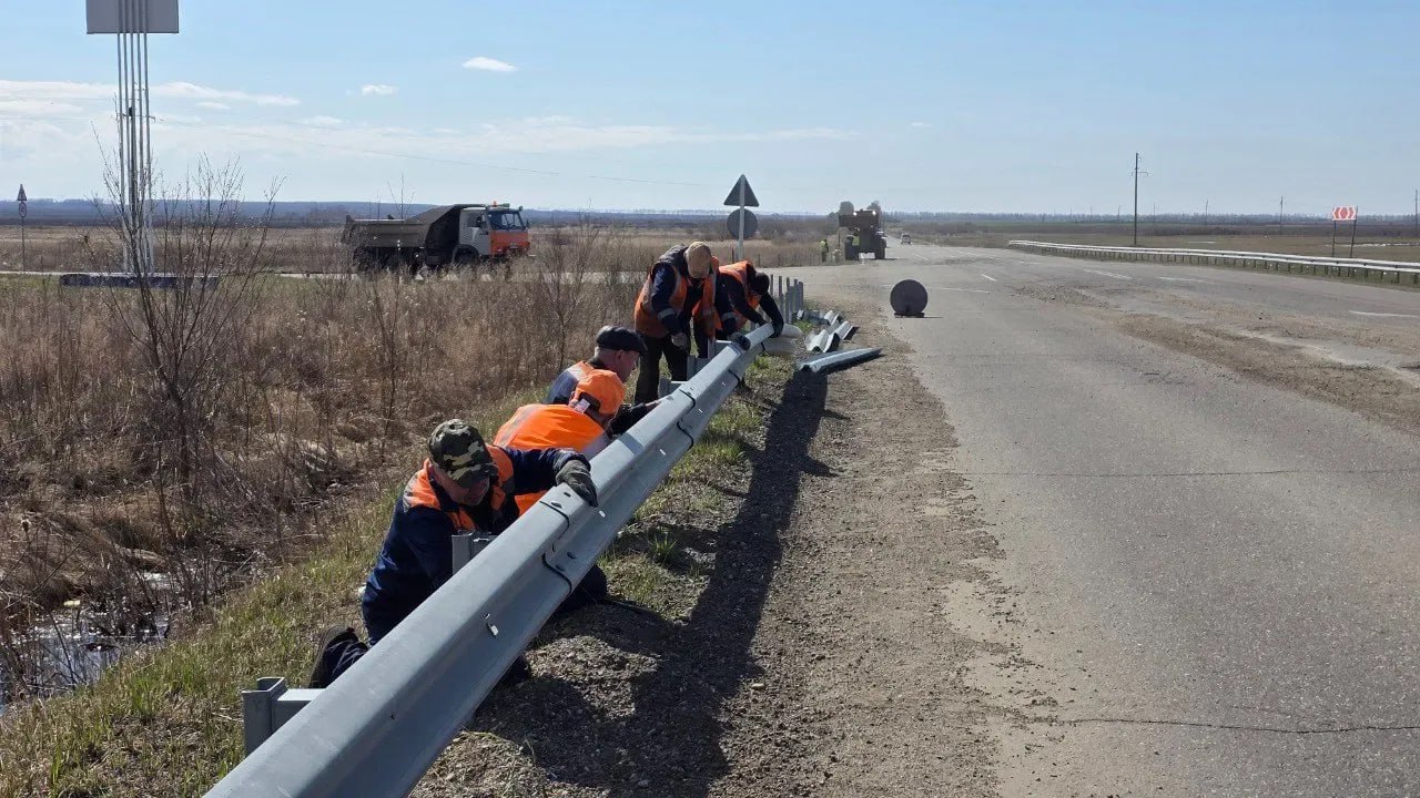 Участок дороги Белогорск – Серышево обновят до конца октября Участок автодороги Белогорск – Серышево с 14 по 23 километр ремонтируют по национальному проекту «Инфраструктура для жизни». Речь идет об отрезке трассы от поворота на Борисполь до поселка Серышево. Работы должны завершиться до конца октября 2025 года, рассказали в пресс-службе правительства Амурской области. Этот участок дороги пострадал из-за интенсивного движения грузового транспорта, поскольку поблизости идут стройки. Подрядчик приступил к работам 30 апреля. На первом этапе демонтировали барьерные ограждения и приступили к ремонту водопропускной трубы. Рабочим предстоит восстановить и расширить земляное полотно, уложить двухслойное асфальтобетонное покрытие, обустроить водоотвода и кюветы. Кроме того, здесь приведут в порядок обочины и автобусные остановки, поставят дорожные знаки и нанесут разметку. ТЕЛЕПОРТ.РФ – здесь все об Амурской области Написать нам