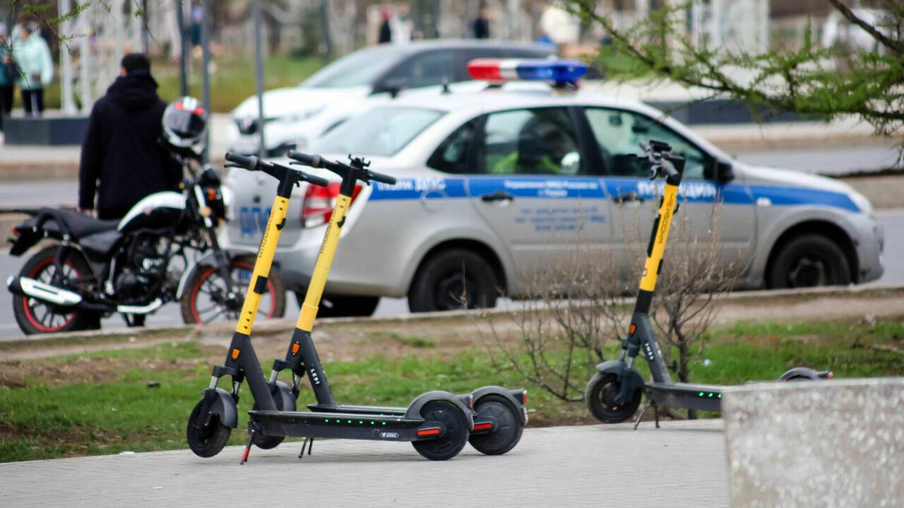 В выходные, с 12 по 15 июня, в Москве пройдет рейд среди водителей электросамокатов, велосипедов и других средств индивидуальной мобильности. Госавтоинспекция будет напоминать правила движения для велосипедистов и пользователей СИМ, а также проверять наличие защиты.