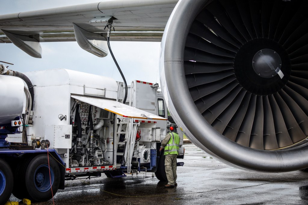 Газпром нефть провела первые в России успешные испытания экологичного авиационного топлива на реактивном двигателе Новый продукт SAF топливо создан на основе переработанного растительного масла в том числе отработанного фритюрного масла Программа испытаний которая имитировала режимы взлета крейсерского полета и захода на посадку подтвердила эффективную работу оборудования и снижение экологического воздействия Результаты проведенного тестирования будут использованы для выработки единого национального стандарта о синтетических SAF компонентах для авиационных топлив сообщила компания Технология основана на переработке возобновляемого сырья отработанных растительных масел и животных жиров Проект реализуется совместно с партнерами компанией Эковей и сетью ресторанов Вкусно и точка которая поставляет отработанное кулинарное масло