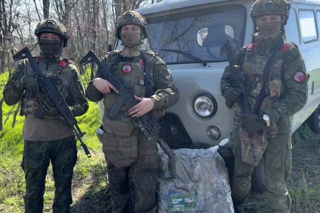Красноярские бойцы получили ценную поддержку Военнослужащим из Красноярского края, участвующим в специальной военной операции, доставлена очередная партия гуманитарной помощи. Особое внимание привлекают два новых автомобиля УАЗ «Буханка», переданные красноярским военнослужащим. Эти машины, известные своей высокой проходимостью, станут незаменимыми помощниками в условиях бездорожья, характерных для зоны боевых действий. «От лица военнослужащих из Красноярского края выражаем благодарность всем неравнодушным жителям края за помощь, которую они нам постоянно оказывают. Также отдельно хотелось бы выделить слова благодарности Губернатору Красноярского края Михаилу Котюкову за предоставленный внедорожный автомобиль. Победа будет за нами!» – передали слова благодарности бойцы. Помимо автомобилей военнослужащим передали современное оборудование: 3D-принтер, паяльную станцию, пластик для принтера и другие необходимые инструменты для подготовки специалистов и операторов. ПОДРОБНЕЕ