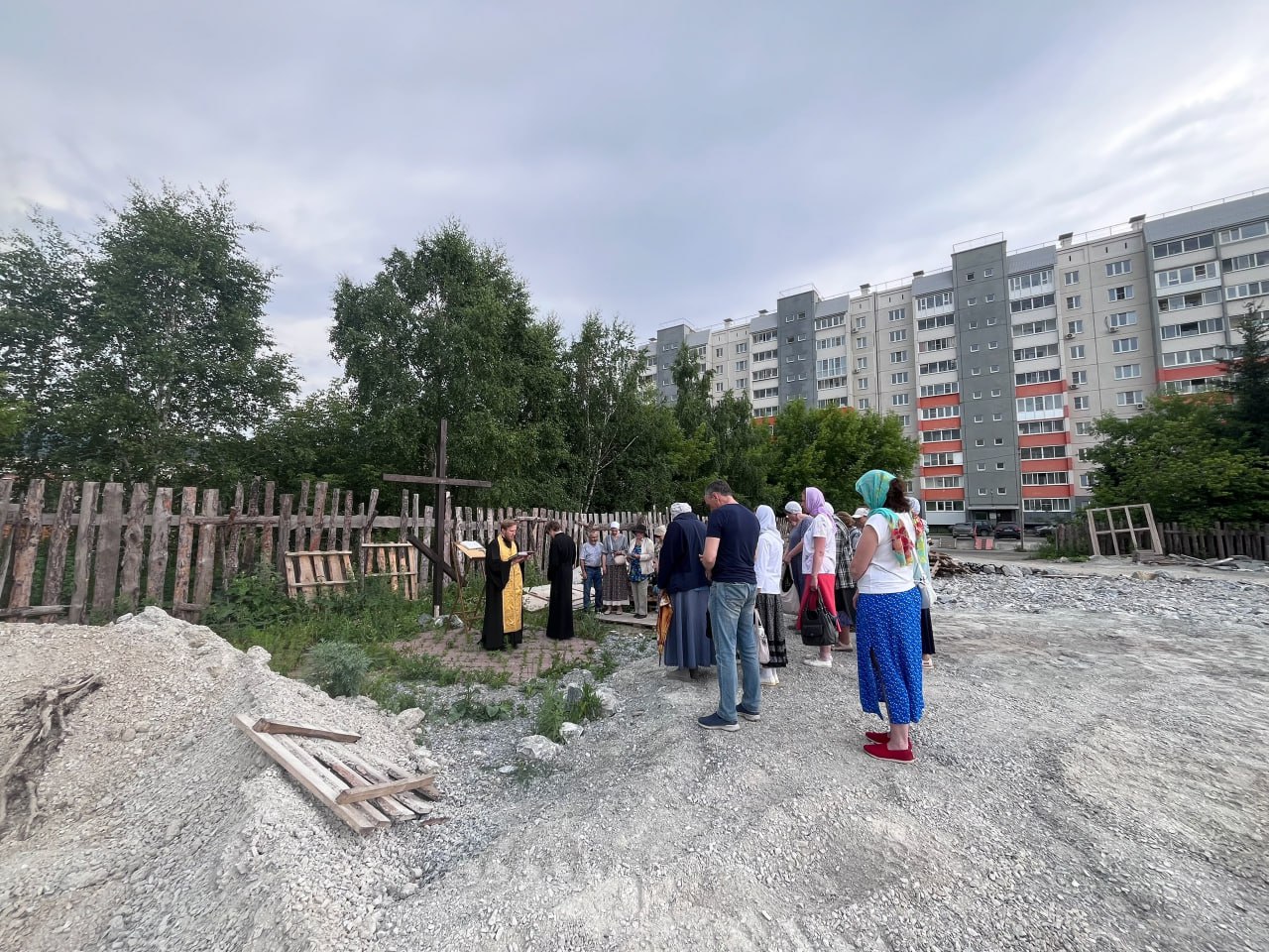 В Миассе совершили молебен о строительстве Александро-Невского храма Возведение церкви благоверного князя Александра Невского ведется в северной части города. До революции в Миассе стоял величественный собор имени святого, но в 1939 году его снесли. Теперь верующие хотят восстановить утраченную святыню. Администрация города выделила землю для строительства храма на бульваре Полетаева в районе Машгородка. На этом участке перед началом работ по сборке основания для временного храма был совершен молебен на начало доброго дела, а затем настоятель прихода иерей Макарий Шиповский окропил строительную площадку святой водой. Ранее община уже установила свайное поле, на котором будет смонтировано основание для будущего храма в честь святого Александра Невского.