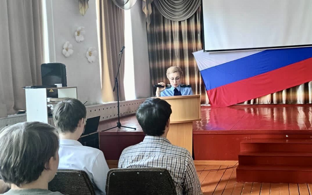Работники прокуратуры провели мероприятие по патриотическому воспитанию молодежи В преддверии Дня России представителем Минераловодской межрайонной прокуратуры проведена лекция для учащихся ГБПОУ «Минераловодский региональный многопрофильный колледж» на тему приближающегося праздника. Обучающимся рассказали об истории возникновения Дня России, о традициях и тематических мероприятиях, которые проводятся в этот день по всей стране, а также о культурных и религиозных ценностях народов России.