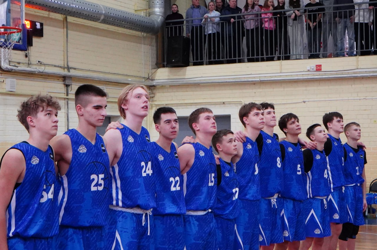 Кировская юниорская сборная по баскетболу вышла в финал первенства России Полуфинальный этап прошел в Кирове в спортшколе 1 В нем приняли участие команды из Краснодарского края Московской и Ленинградской областей Удмуртии и ХМАО Решающей стала игра против Удмуртии К последней четверти наши ребята проигрывали 4 очка Тренеры Евгений Кусков и Николай Вахонин взяли тайм аут после которого команда собралась За две минуты до конца им удалось переломить ход и победить со счетом 86 80 Теперь наших баскетболистов ждет финал в Краснодаре В прошлом году они вошли в топ 10 страны Напомним массовые спортивные мероприятия в стране проходят по госпрограмме Спорт России Подписывайтесь на канал Кировской области в MAX