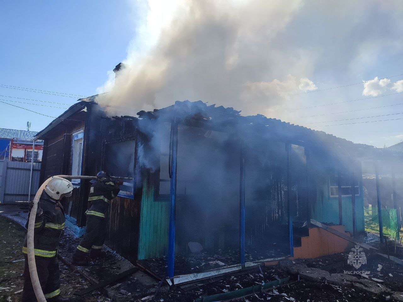 Оперативная сводка прошедших суток В крае ликвидировано 20 пожаров, из них 8 палов травы на площади свыше 32 га. Пострадал 1 человек. Несоблюдение правил пожарной безопасности при эксплуатации электроприбора привело к пожару в жилом доме в пгт. Большая Мурта. В результате огнем повреждена кровля дома на площади 30 кв.м., пострадала женщина фото 1 . В с. Дзержинское Дзержинского района пожар в жилом доме. Огонь повредил дом и баню на общей площади 57 кв.м. Причина - короткое замыкание электропроводки фото 2 . Из-за короткого замыкания электропроводки в с. Абалаково Енисейского района произошло возгорание автомобиля на площади 3 кв.м. Пожар ликвидировали 2 человека и 1 единица техники. Сотрудники МЧС России на ликвидацию ДТП не привлекались. Происшествий на воде не зафиксировано.