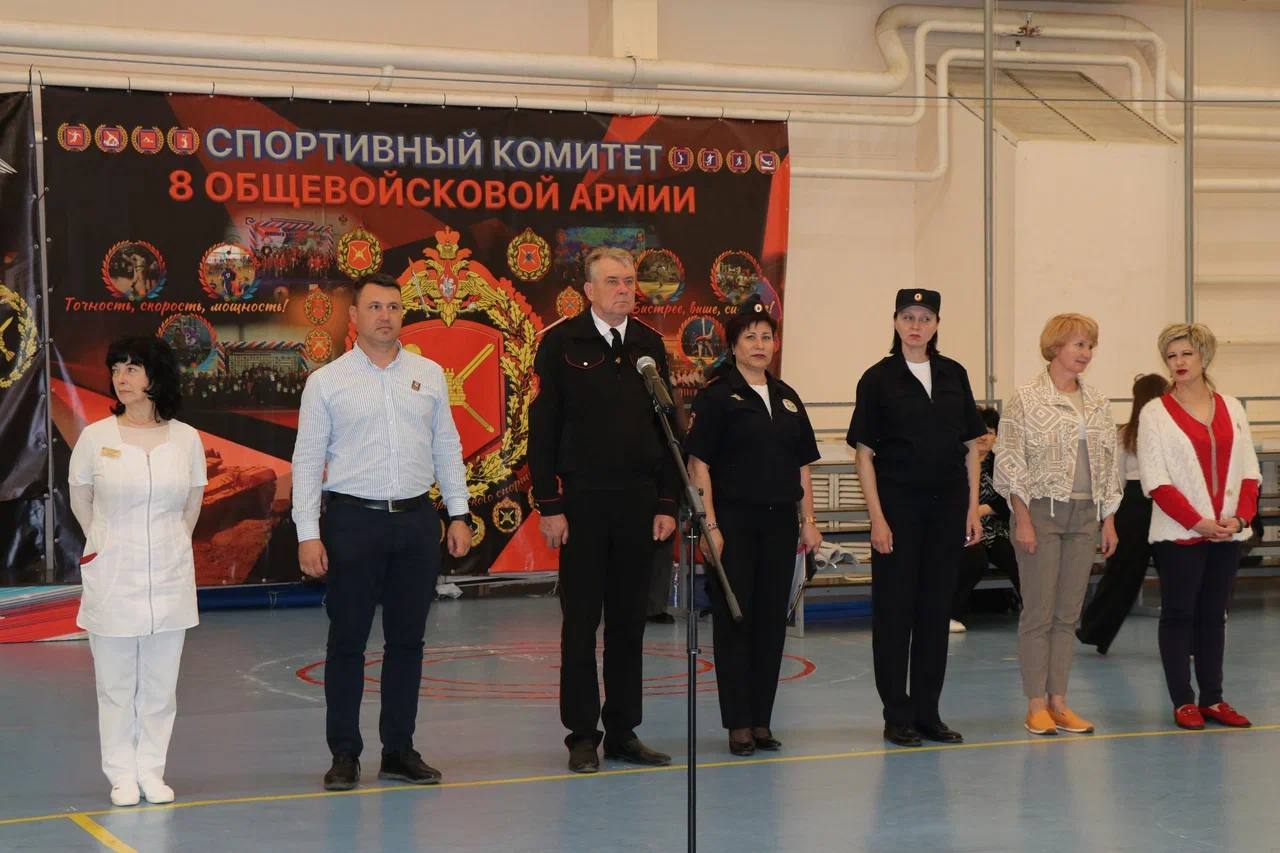 Здоровое будущее В Кореновске состоялся муниципальный этап краевых спортивных игр «Спорт против наркотиков». Молодежь в возрасте от 12 до 15 лет соревновались на площадке комплекса, демонстрируя силу, ловкость и стремление к здоровому образу жизни. Почетным гостем мероприятия стал заместитель главы муниципалитета, атаман Кореновского районного казачьего общества Олег Бычков. В своем приветственном слове Олег Витальевич подчеркнул важность проведения подобных соревнований для формирования здорового и сильного поколения. Программа игр включала в себя различные испытания, требующие точности, скорости и высокого уровня знаний: метание мяча, оказание первой доврачебной помощи, разборка и сборка автомата Калашникова, стрельба из пневматического оружия, дартс. Мероприятие прошло под девизом «Спорт – за здоровое будущее!», призывая молодежь к активному образу жизни и отказу от вредных привычек.
