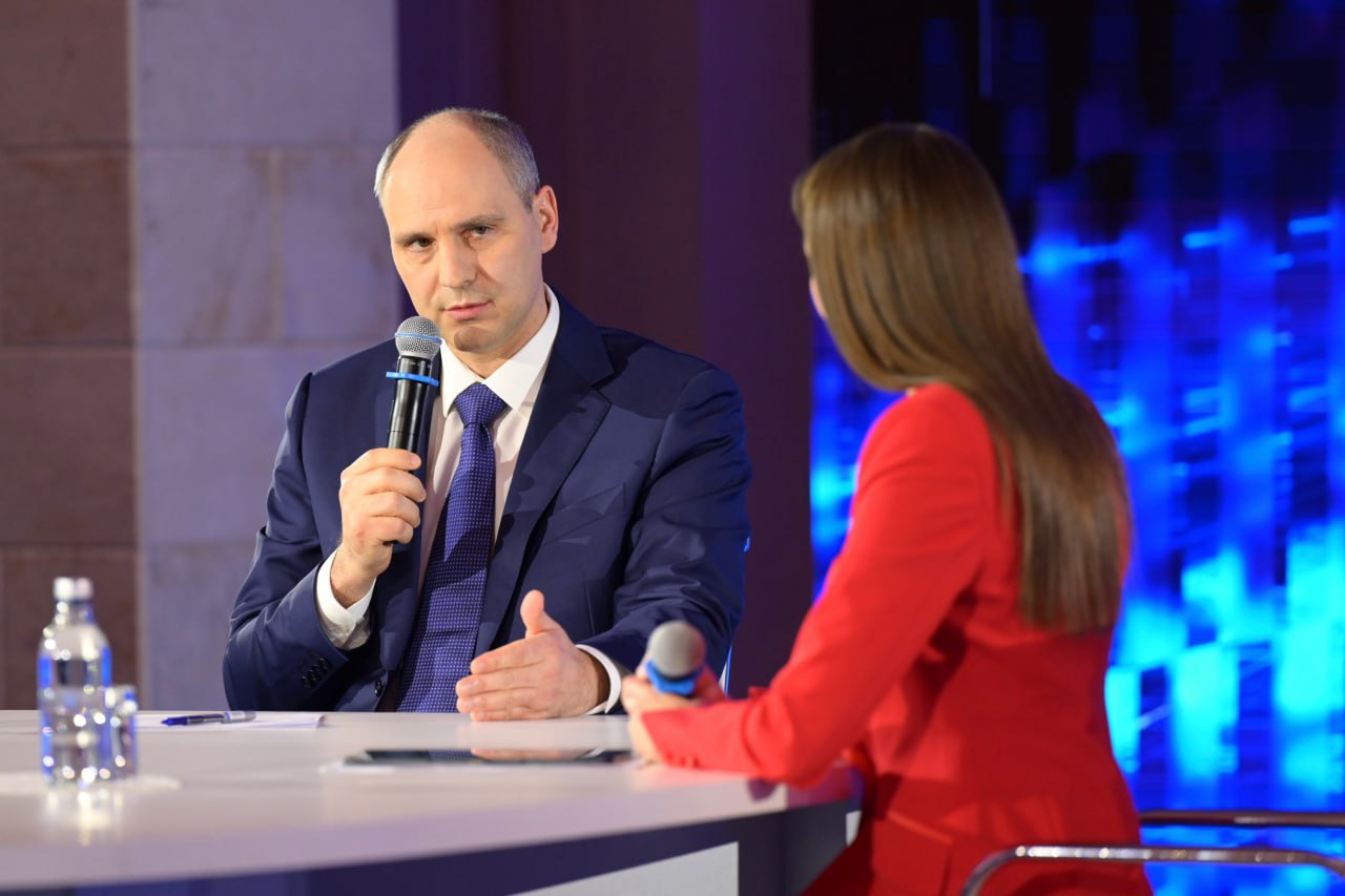 Денис Паслер в 2026 году заложено свыше 1 8 миллиарда рублей на расселение ветхого и аварийного жилья по региональной программе Во время прямой линии губернатор Денис Паслер подтвердил несмотря на то что прежняя программа расселения фактически завершилась Свердловская область не только сохраняет темпы но и увеличивает собственное финансирование Если в 2025 году на эти цели было предусмотрено почти 800 миллионов рублей то в 2026 году регион планирует направить уже свыше 1 8 миллиарда рублей Паслер подчеркнул что вопрос остаётся одним из самых чувствительных для жителей а также отметил достижения региона в этой сфере В предыдущие годы включая 2025 год 31 5 тысячи жителей уральцев получили новое современное жилье отметил Денис Паслер Губернатор отметил что у региональных властей достаточно обязательств есть судебные решения ранее принятые планы муниципалитетов и значительный объём аварийного фонда Да все вопросы сразу не решим чтобы никого не обманывать и не вводить в заблуждение На три года мы определили объекты которые будем реализовывать это уже что называется случившийся факт и в бюджете на три года это предусмотрено заявил Паслер В 2026 году планируется расселить не менее 90 аварийных домов