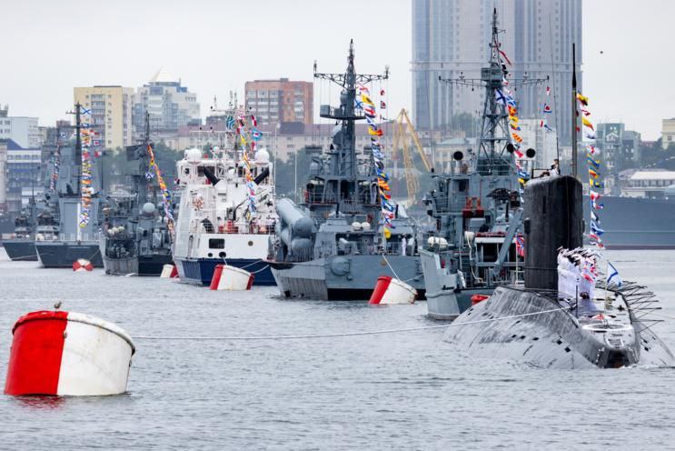 День Военно-морского флота во Владивостоке в этом году пройдет без традиционного парада кораблей и праздника на водной станции. «В этом году День Военно-морского флота по всей стране пройдет в измененном формате — без традиционного парада кораблей, и салюта. Но праздник по-прежнему обещает быть ярким, торжественным. С торжественным возложением венков, и концертными выступлениями лучших творческих коллективов Тихоокеанского флота», - говорится в сообщении пресс-службы ТОФ. Праздничный концерт пройдет на набережной Спортивной гавани. Местом проведения станет амфитеатр. Концерт начнется в 15.00 и продлится до 22.00. Фото ТАСС