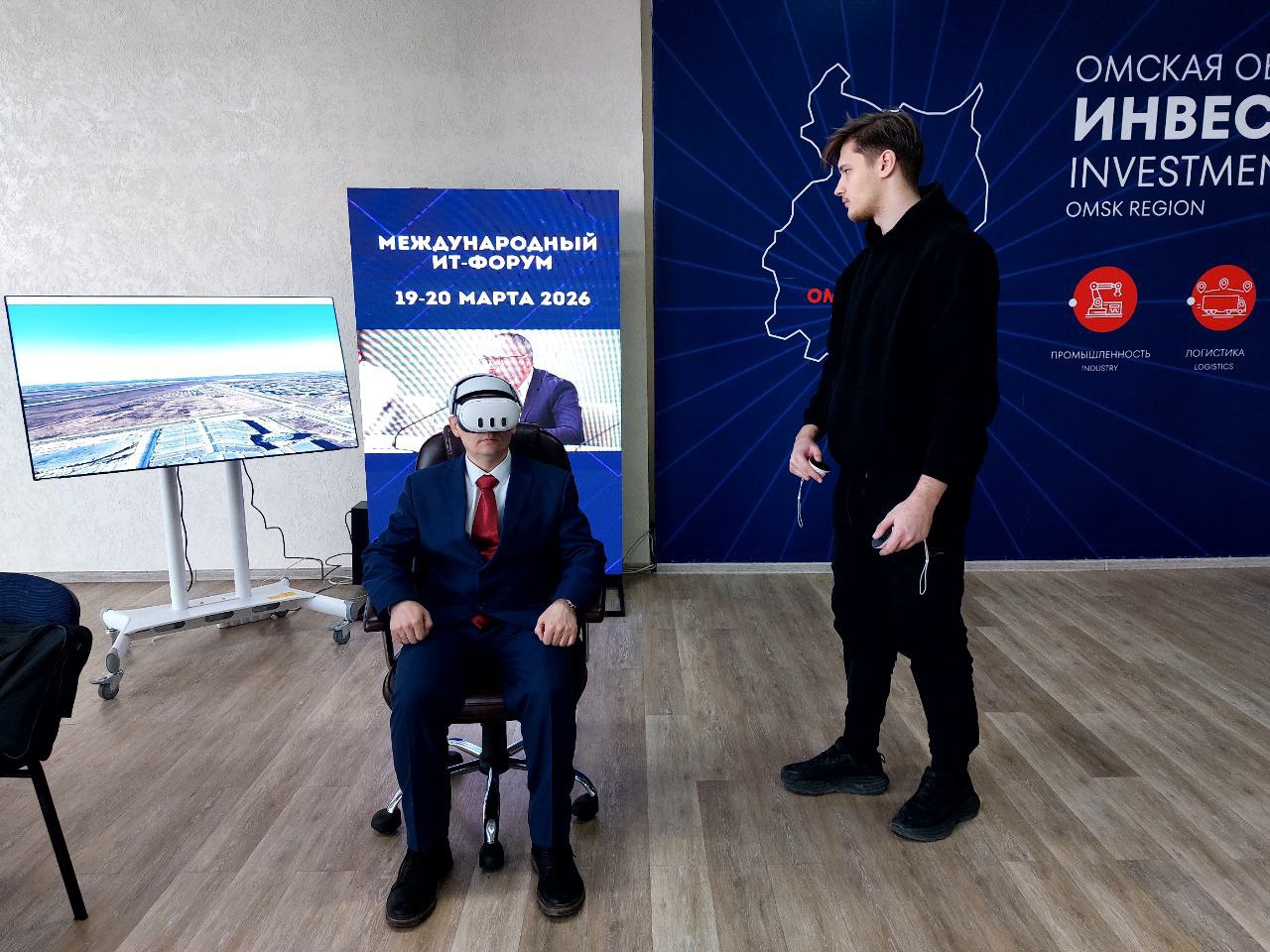 На международном форуме Иртыш река дружбы река развития обсудили потенциал для роста транспортной и туристической сфер Прииртышья Как отметил Губернатор Виталий Павлович Хоценко Иртыш объединяет Россию Казахстан и Китай и мы вместе работаем над задачей превратить реку в мощный транспортный коридор способный дать новый импульс экономике нашего региона На выставке организованной Министерством культуры Омской области мастера из районов области показали свои изделия Это хорошая возможность увидеть локальные бренды Отмечу интересную площадку которую представили резиденты ИТ направления центра Мой бизнес Они подготовили виртуальный мини тур от Омска до Павлодара Он позволяет увидеть масштаб и красоту сибирской природы Во второй половине дня рассказала гостям форума об инфраструктуре поддержки бизнеса которая создана в нашем регионе Финалом стали B2B переговоры предпринимательского сообщества Омской области и Республики Казахстан Это основа для новых совместных бизнес проектов