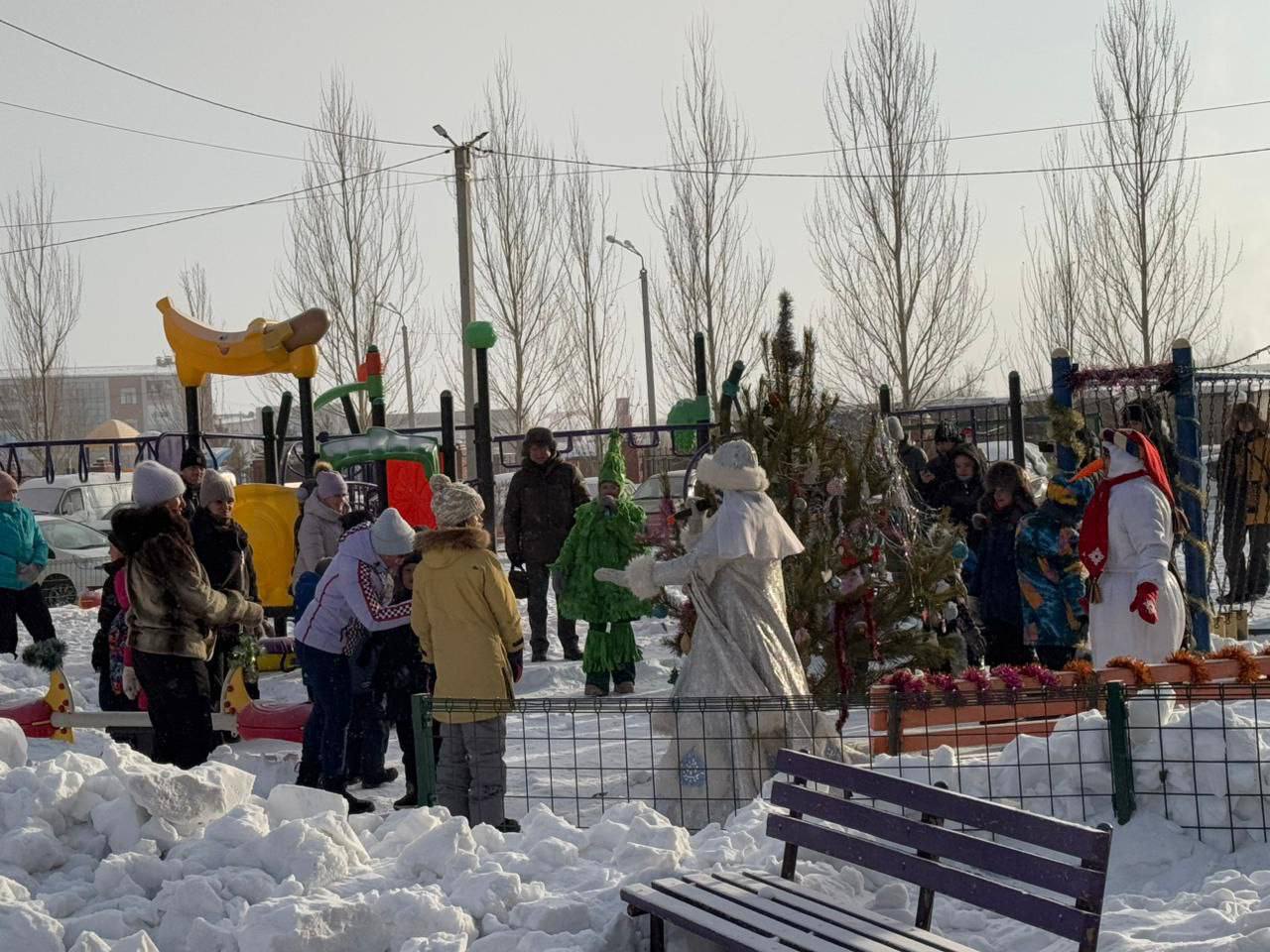 В благовещенских дворах прошли новогодние представления    На 19-ый округ пожаловали Дед Мороз, его внучка Снегурочка, Ёлочка и Снеговик. Для ребят подготовили праздничную программу с играми и танцами. Довольны остались не только дети, но и взрослые. События организовали депутат Благовещенской гордумы по округу 19 Михаил Якименко и коллектив Дома культуры села Плодопитомник.   От всей души хочу поблагодарить коллектив Дома культуры села Плодопитомник, и особенно его директора Нину Петровну Пудовкину за прекрасную организацию праздников во дворах. Все прошло на высоком уровне благодаря вашему мастерству. Своей работой вы делаете мир ярче! - сказал Михаил Александрович.