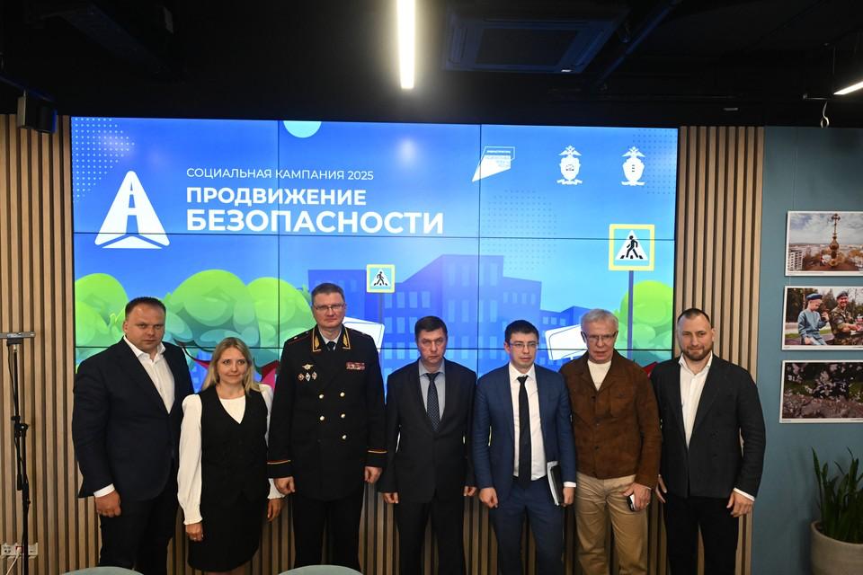 В России стартовала общероссийская социальная кампания «Продвижение Безопасности», направленная на повышение безопасности пешеходов. Несмотря на общее снижение количества ДТП, пешеходы остаются одной из самых уязвимых категорий участников дорожного движения: в 2024 году зафиксировано 34 367 ДТП с их участием, в которых погибли более 3,3 тыс. человек и пострадали свыше 32,1 тыс. Наезд на пешехода составляет 23,1% от общего числа аварий, причем 37,2% таких происшествий случаются ночью, а доля погибших в темное время суток достигает 67%. Кампания охватит 40 регионов и продлится до 5 декабря, затрагивая ключевые проблемы: безопасность на переходах, движение по обочине, обучение детей и пожилых, переход в неположенных местах, использование светофоров и световозвращающих элементов. Мероприятия включают интерактивные форматы, лекции в автошколах, челленджи в соцсетях, а участники получат световозвращающие аксессуары. По словам экспертов, подобные инициативы уже позволили спасти более 10 тыс. жизней с 2018 года, а к 2030 году планируется сократить смертность в ДТП в 1,5 раза по сравнению с 2024 годом. «Скажу как пешеход, – отметил легендарный хоккеист, депутат Госдумы, председатель Всероссийского общества охраны природы Вячеслав Фетисов. – Люблю ходить, люблю путешествовать и понимаю, что сегодня колоссальная нагрузка на полицию во всех ее проявлениях - и дорожная, и всякая другая» . Подробнее в источнике