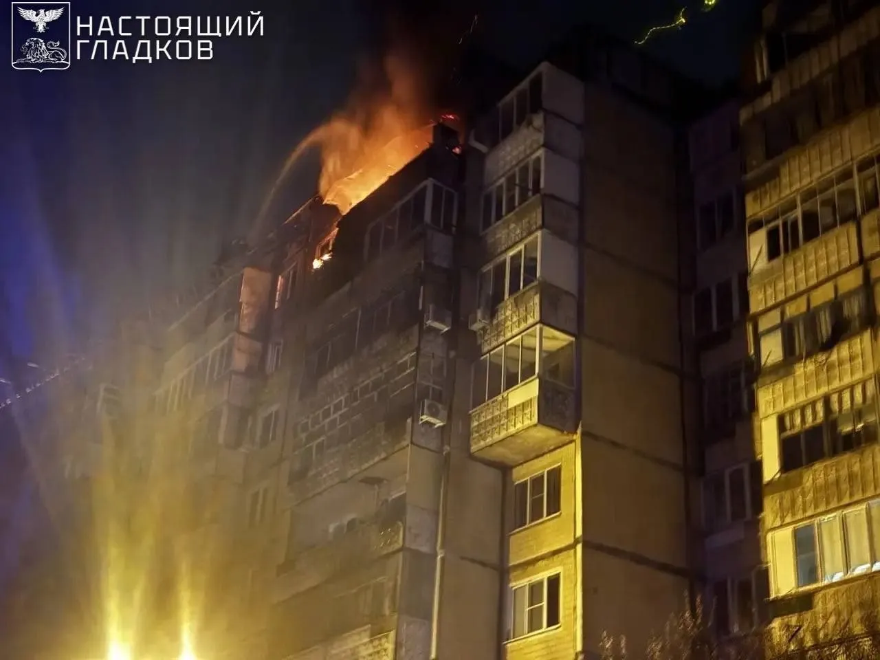 Ранены четыре мирных жителя в том числе двое детей в результате атаки вражеских БПЛА на Белгородскую область сообщил губернатор региона У 13 летнего мальчика из села Ржевка Шебекинского округа рваная рана ноги у 12 летнего мальчика осколочные ранения плеча и спины У двух мужчин осколочные ранения спины В городе Алексеевка атакован многоквартирный дом в результате загорелся балкон пожар тушат Кроме того повреждены фасад и остекление квартир на нескольких этажах Больше новостей IZ RU в MAX