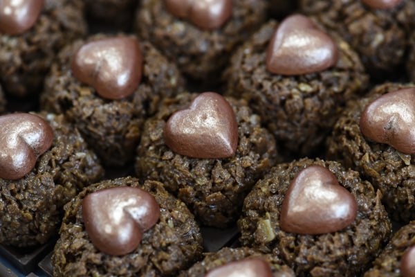 Кондитер раскритиковала проект нового ГОСТа для конфет Крупные производители добиваются чтобы продукцию с содержанием 9 какао считали шоколадом Покупателям будет сложно отличить качественные товары от дешёвых аналогов Такое мнение в эфире радиостанции Говорит Москва выразила вице президент Российской гильдии пекарей и кондитеров основатель шоколадной фабрики Конфаэль Ирина Эльдарханова Я думаю что для покупателей это плохо Это введение в заблуждение покупателя который имеет плохое зрение не имеет времени вычитывать мелкий текст который покупает шоколадные конфеты а на самом деле покупает нечто что на них не похоже Эта новость обоснована только лоббированием крупных фабрик которые используют ненатуральный шоколад и различные заменители с растительными маслами Им выгодно чтобы покупатель не мог отличить их продукцию Смог покупать их продукцию как будто шоколадную не вникая в это Эта продукция будет продолжать быть намного дешевле чем обычная натуральная продукция govoritmoskva ru news 473264