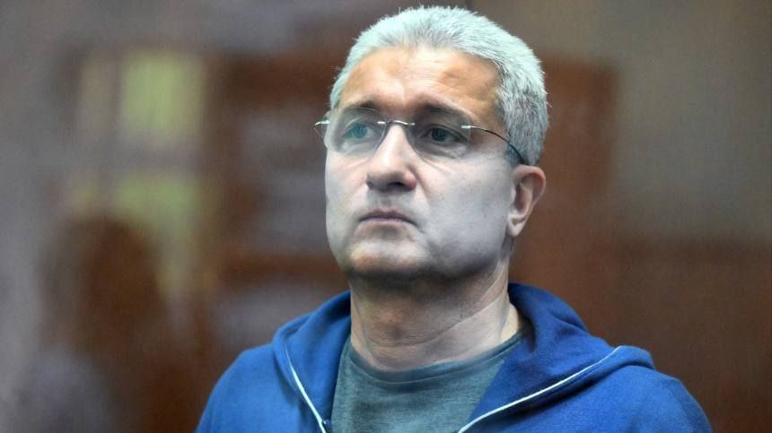 Мосгорсуд продлил срок ареста Тимуру Иванову по делу о взятках Бывший замминистра обороны останется под стражей ещё на три месяца до конца января 2026 года Защита намерена обжаловать это решение Заседание прошло в закрытом для СМИ и публике режиме Иванова обвиняют в получении трёх взяток на сумму около 1 3 млрд рублей легализации средств незаконном хранении оружия и его переделке Расследование было завершено в сентябре Сейчас он с адвокатами знакомится с материалами дела оно насчитывает около 300 томов