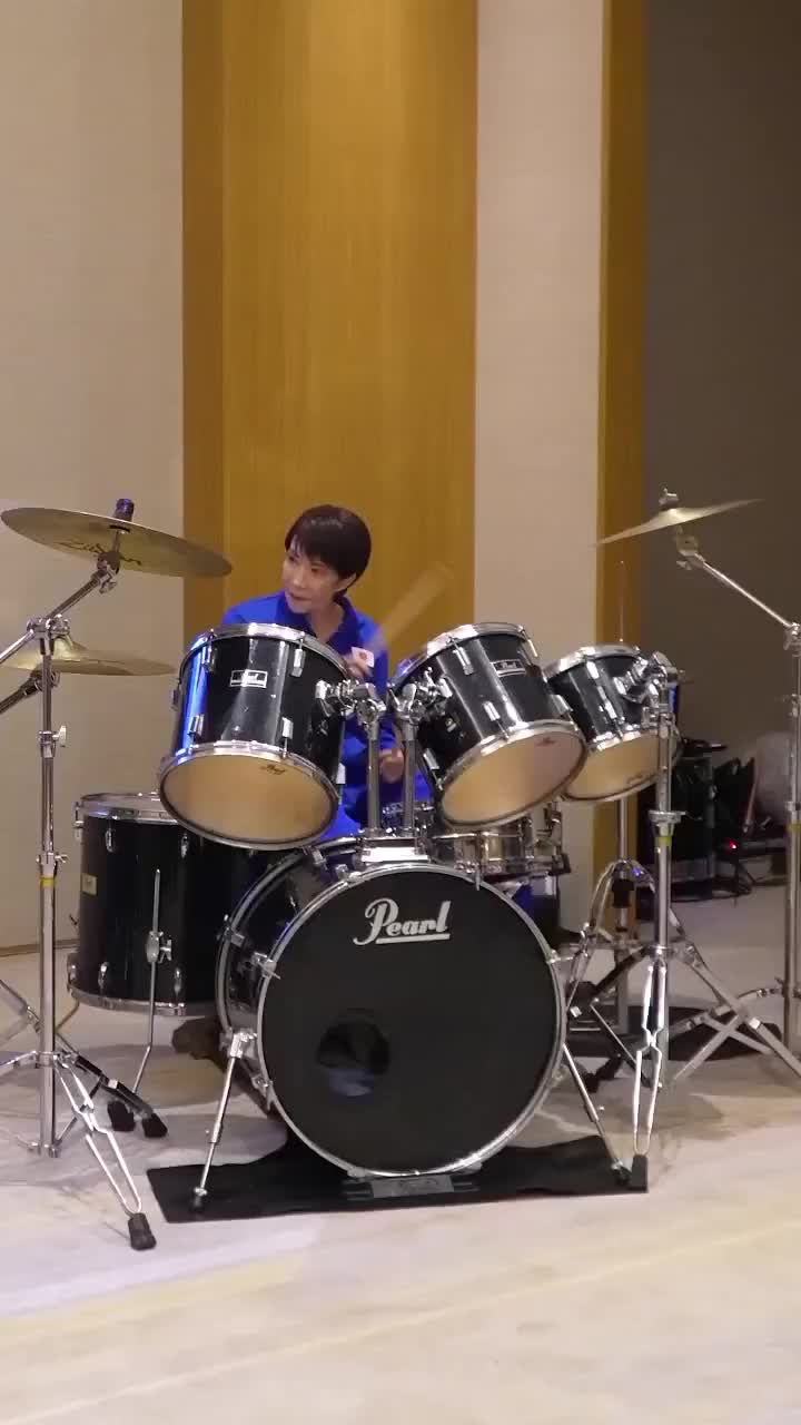 Лидеры Южной Кореи и Японии завершили саммит барабанным дуэтом