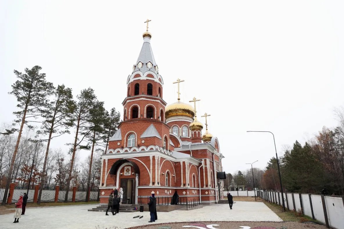 ⏺ В Хабаровске освятили храм в честь убитой большевиками царской семьи  В Хабаровске на территории Центрального городского кладбища прошёл чин освящения нового православного храма.   Он посвящен святым царственным страстотерпцам – семье последнего императора России Николая II и его близким, все которые погибли мученической смертью во время Гражданской войны.   Храм освятил митрополит Хабаровский и Приамурский Артемий.   Рядом с новым храмом открыт памятник царской семье. Его выполнил Владимир Лепешов. Монумент объединил в себе семь бюстов членов семьи последнего российского императора Николая II.