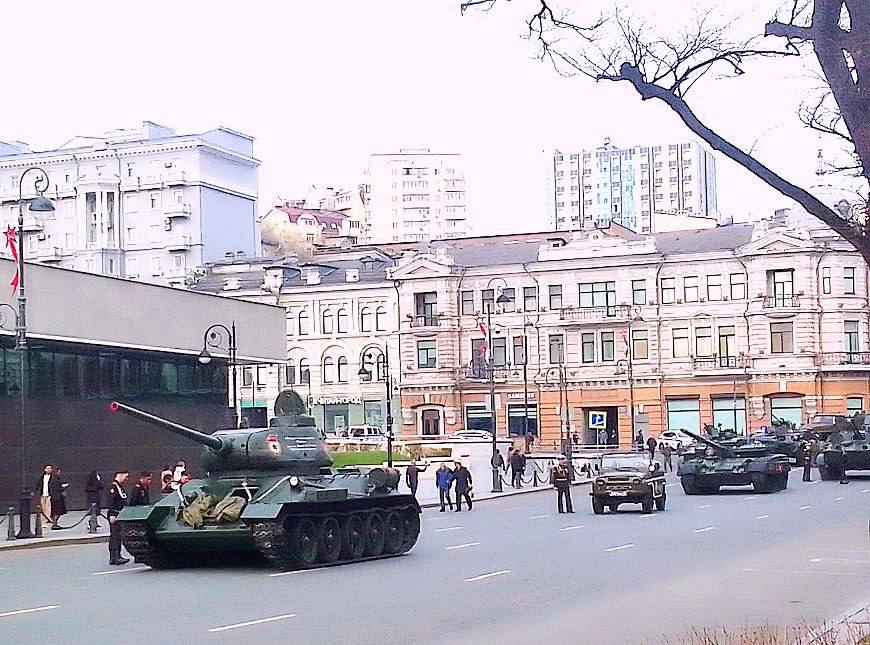 Центр Владивостока скован пробками из-за ограничения движения, саязанного с репетицией парада Победы Наиболее затруднено движение по Светланской — от Дальзавода до ДВГТУ, по Пушкинской и по Алеутской. Жителям Эгершельда и вовсе не реально выбраться из своего района, люди идут пешком. Напомним, перекрытия продлятся ориентировочно до 13:00.