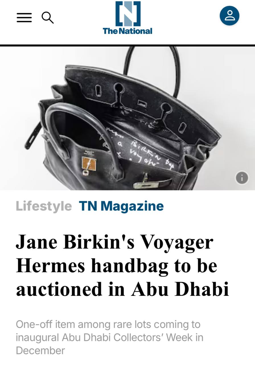 Помните ту самую легендарную сумку Birkin которую продали в Париже за безумные 10 млн Sotheby s снова шумит В декабре на аукционе в Абу Даби они выставят ещё одну сумку из личной коллекции самой Джейн Биркин И это не просто аксессуар это кусок истории моды Модель Le Birkin Voyageur актриса получила прямо от Hermès и собственноручно разрисовала её изнутри На сумке даже видна потертость от ежедневного ношения с 2003 по 2007 год вот это настоящая любовь к вещи Эстимейт от 240 до 440 тысяч Но учитывая ажиотаж вокруг имени Биркин итоговая цена снова может улететь в космос Бонус для ценителей роскоши Абу Даби кроме культовой сумки выставит на торги редчайшие суперкары Aston Martin One 77 всего 77 штук в мире и Pagani Zonda безумно крупный оранжево розовый бриллиант с говорящим названием Desert Rose и легендарные часы Rolex