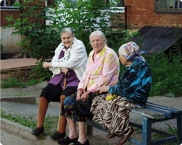 Вот времена За сплетни у подъезда российских бабушек будут сажать в тюрьму юристы За унижение чести и достоинства соседей пенсионеркам грозит штраф до 5 тысяч рублей за матерные оскорбления арест до 15 суток а за клевету уголовная ответственность