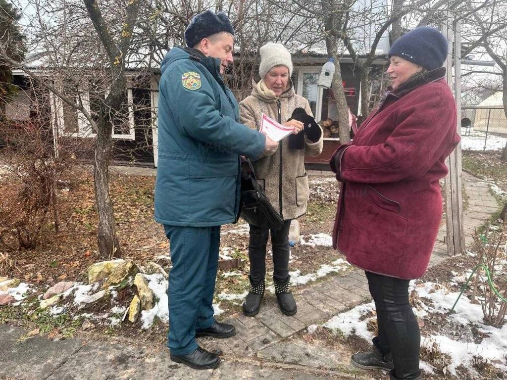 Профилактические рейды в жилом секторе Новомосковского административного округа продолжаются  В целях профилактики пожаров сотрудники надзорной деятельности и профилактической работы Главного управления МЧС России по г. Москве систематически проводят рейды по контролю за соблюдением пожарной безопасности на объектах жилого сектора. Сотрудники МЧС России активно проводят агитационную работу в жилом секторе среди населения, вручают памятки с информацией об актуальных требованиях безопасности и телефонами вызова экстренных служб. Особое внимание в профилактических мероприятиях уделяется гражданам «группы риска». Дополнительное внимание обращено на состояние отопительных печей в жилых домах и банях частных домовладений, инспекторский состав осматривает печи на предмет соблюдения требований пожарной безопасности, вручают владельцам памятки о безопасной эксплуатации и устройстве печного отопления.  Активное участие в проведении профилактических мероприятий совместно с представителями Государственного пожарного надзора принимают сотрудники органов местного самоуправления подведомственных территорий, на организованных встречах с жителями доводят информацию о требованиях пожарной безопасности.  Комплексное и всестороннее взаимодействие с населением помогает привлечь внимание граждан к необходимости соблюдения пожарной безопасности, таким образом обезопасить жизнь и здоровье, сохранить жилье и имущество от пожара.