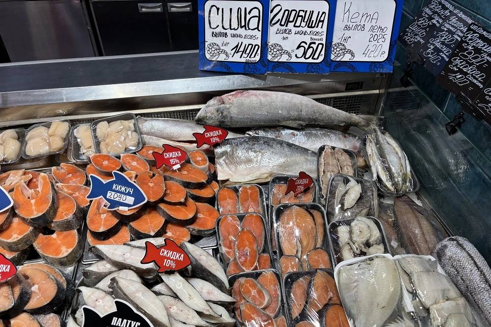 ФАС взялась за рыбный рынок  Ведомство в данный момент анализирует структуру цен на рыбную продукцию на основе данных которые были запрошены у 70 компаний в 2025 году В анализ вошли цены на минтай треску пикшу сельдь и горбушу Компании предоставили сведения о фактических объемах добычи и производства первичной переработке покупателях реализации продукции и структуре ее себестоимости  Служба изучает ценовую динамику и рыночные механизмы а на основе полученной информации готовит предложения для мер экономического регулирования Вероятно под мерами имеется в виду введение биржевой торговли которая по мнению ФАС должна обеспечить более справедливые цены на рыбную продукцию   Рыбхоз Всё о рыбе