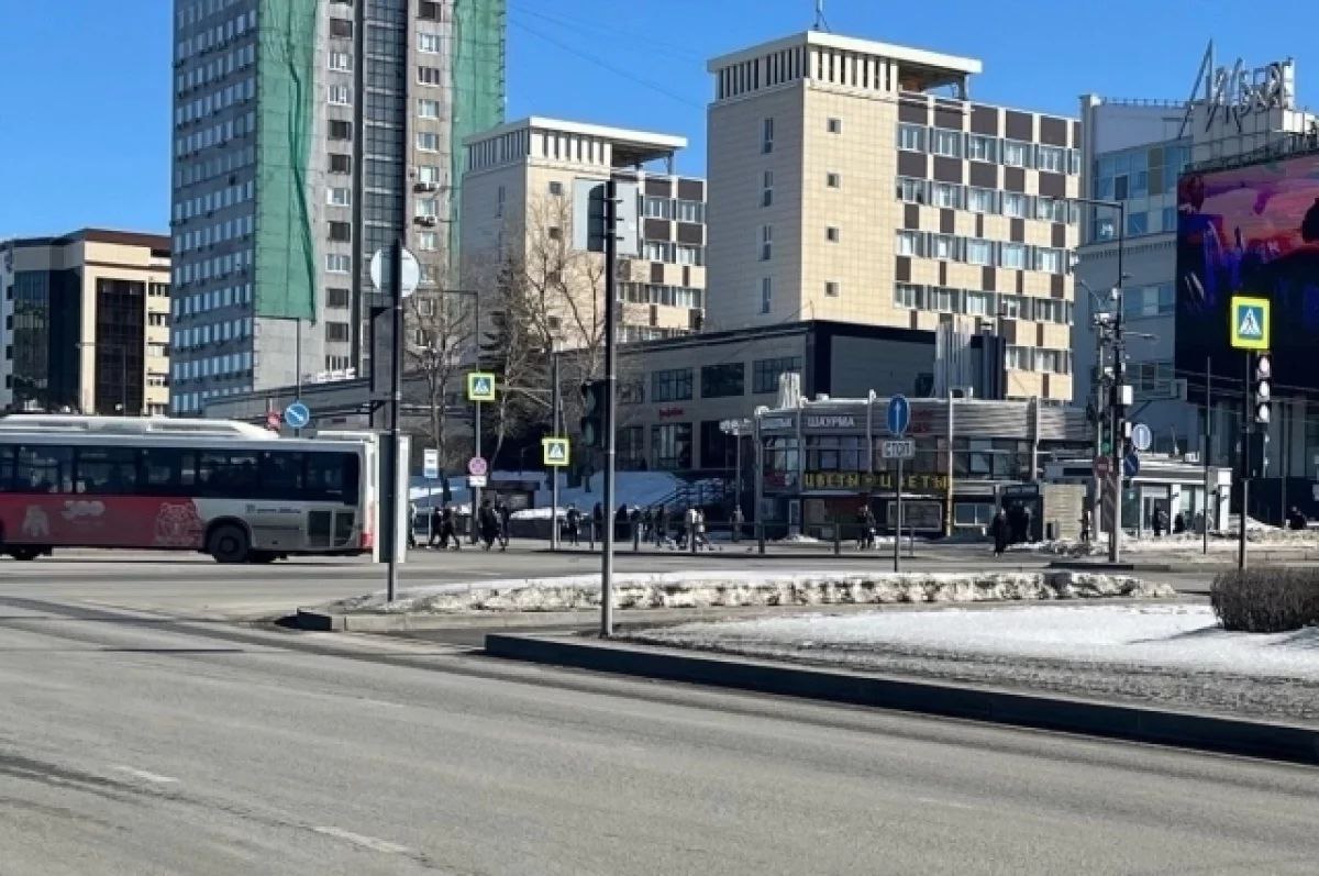 Власти Перми требуют снести торговый центр напротив городской эспланады, сообщает «Ъ-Прикамье».  Речь идёт о двухэтажном круглом строении на улице Ленина, 66а рядом с остановкой «Улица Попова». Раньше здесь находился ресторан «Тсуру», а сейчас работает точка общепита, цветочный и продуктовый магазины.   В пермской мэрии утверждают, что ТЦ, которое находится в центре Перми с 2002 года, возвели незаконно. С заявлением к компании «Траст-Центр» власти Ленинского района Перми обратилась 10 декабря. Они попросили суд обязать компанию снести здание в течение 60 дней после вступления судебного решения в законную силу, в случае, если оно будет не в пользу строения.  При этом администрация указала, что изменение собственника недвижимости может привести к затруднению исполнения судебного акта . Поэтому  краевой Арбитражный суд по ходатайству администрации Ленинского района запретил регистрацию сделок с объектом и участком  под ним. Дело в суде рассмотрят 24 декабря.  Источник    ЧП Пермь    Прислать новость