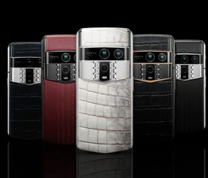 Vertu вернулась с люксовым смартфоном Agent Q с кожей крокодила и Snapdragon 8 Elite Британский бренд Vertu известный своими роскошными телефонами официально представил новый флагман Agent Q Презентация прошла в лондонском универмаге Harrods Vertu Agent Q получил 6 02 дюймовый AMOLED дисплей с разрешением 1080 2340 пикселей и частотой 120 Гц