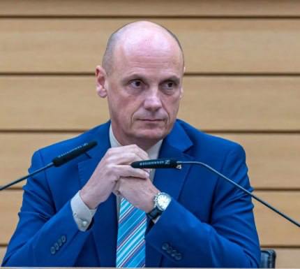 Однопартиец Олафа Шольца ушёл в отставку из-за того, что нарисовал свастику в бюллетене.  Даниэль Борн поставил нацистский символ напротив кандидата от «Альтернативы для Германии» на тайном голосовании.  Вице-председатель земельного парламента Баден-Вюртемберга признал, что сделал это «в порыве эмоций», и назвал поступок серьёзной ошибкой.  #Германия