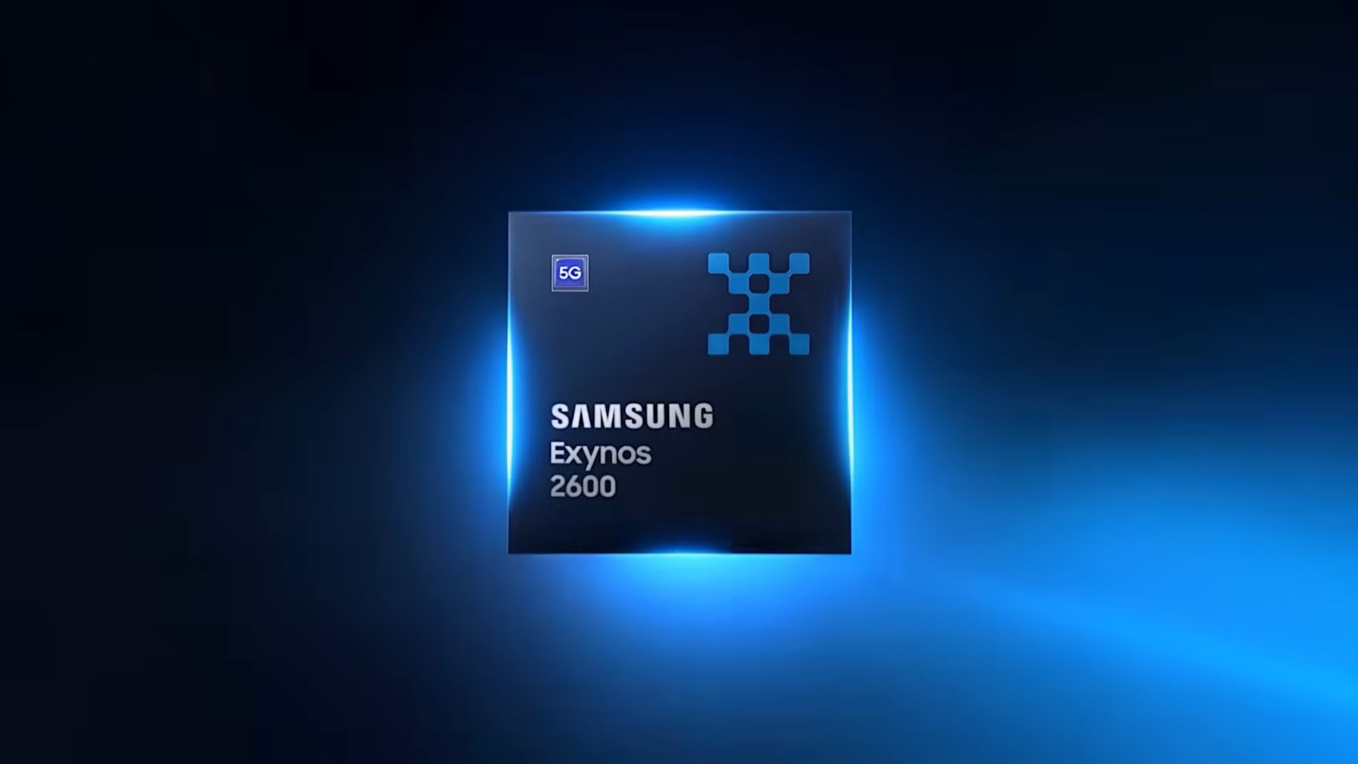 Samsung переведёт чипы Exynos на GPU собственной разработки Представленный на прошлой неделе чип Exynos 2600 на новейшем 2 нм техпроцессе уже работает на кастомном графическом чипе Xclipse 960 однако с разработкой его архитектуры компании помогала AMD Теперь же Samsung работает над полностью собственной графикой По данным корейского издания Hankyung новая GPU поступит в массовое производство не раньше 2027 года вместе с Exynos 2800 Если всё пойдёт по плану Samsung станет третьей в мире компанией после Apple и Qualcomm способной разрабатывать мобильные чипы целиком от ядер процессора до графики Полный контроль над дизайном графического чипа позволит Samsung снизить себестоимость смартфонов исключив затраты на лицензирование а также масштабировать архитектуру чипа для будущих умных очков и анонсированных ранее домашних роботов про них что то совсем ничего не слышно Автор Павел Урлапов