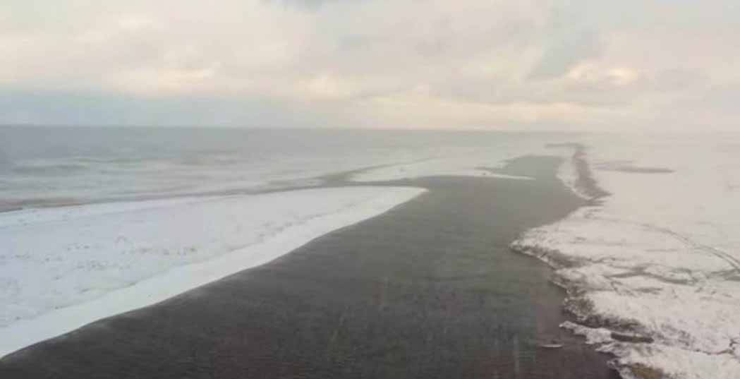 На Камчатке в Соболевском районе перевернулась лодка с людьми Накануне в районе реки Утка в Соболевском районе Камчатки перевернулась лодка с людьми. В воде оказались пять человек, всех их удалось спасти. Нажмите для подробностей -