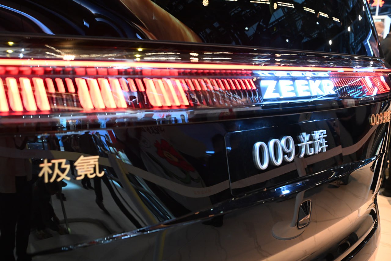 Китайская Geely планирует выкупить все акции производителя электромобилей Zeekr Intelligent Technology Holding Ltd. и взять компанию под полный контроль. На данный момент Geely владеет 65,7% акций Zeekr, и в случае приобретения оставшейся доли планирует вывести бумаги компании с NYSE. Как говорится в сообщении Geely, она предлагает $2,566 за акцию, или $25,66 за ADS Zeekr, что предусматривает премию в 13,6% к их стоимости на закрытие рынка во вторник. Zeekr была выделена из Geely в марте 2021 года. В прошлом году компания провела IPO, а также была объединена с другим брендом электромобилей в рамках группы Geely - Lynk & Co. Фото: Costfoto/NurPhoto via Getty Images