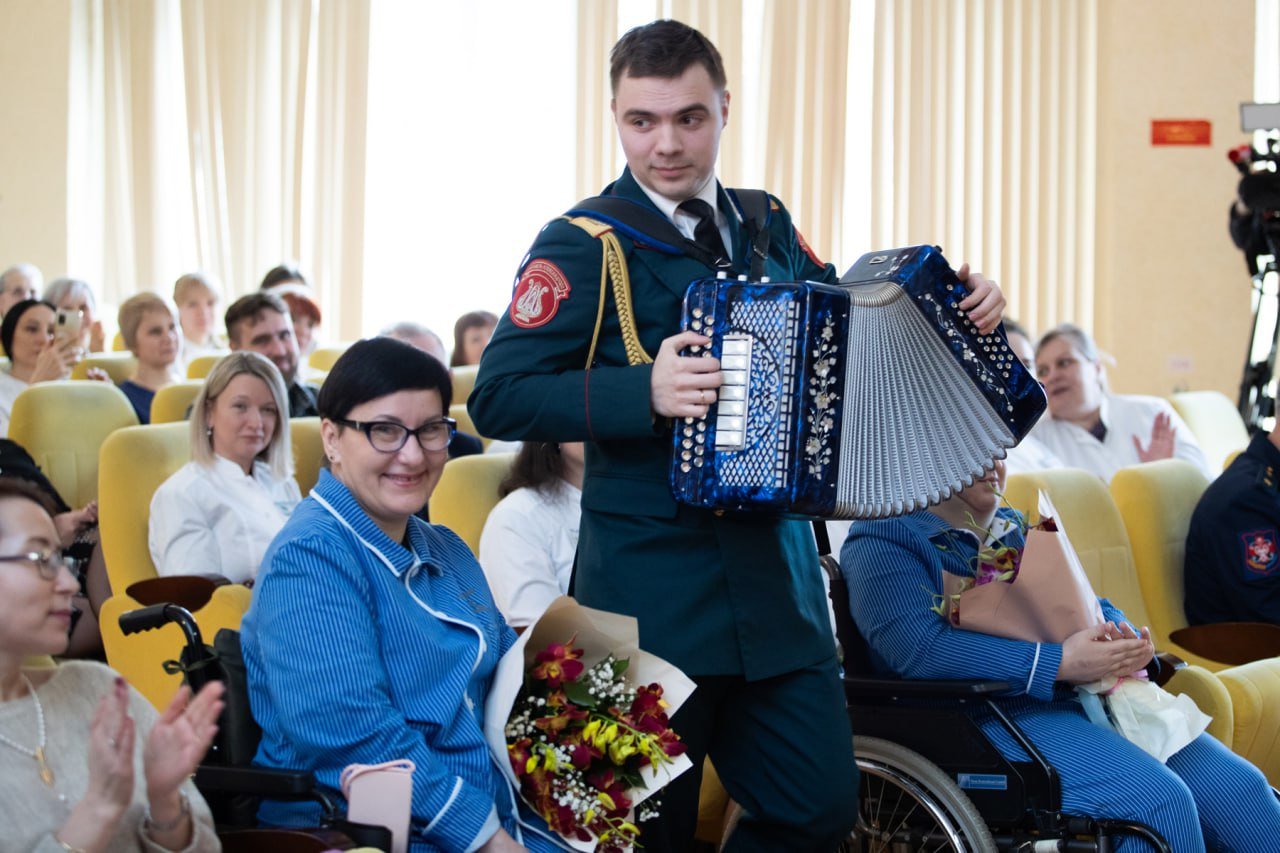 В преддверии Международного женского Дня Анна Цивилева поздравила женщин-военнослужащих и медицинских работников первого филиала Главного клинического госпиталя имени академика Н. Н. Бурденко   Она вручила им государственные и ведомственные награды, подарки и цветы. В завершении встречи для женщин выступили артисты Академического ансамбля песни и пляски Российской армии им. А. В. Александрова  «Международный женский день ассоциируется у каждого из нас с праздником любви, весны, трепетного и очень нежного отношения к женщине. Многие из них стоят на передовой плечом к плечу с мужчинами. Кто-то оказывает помощь и спасает жизни нашим героям, кто-то выхаживает их сейчас, кто-то наделяет их жизнь смыслом, чтобы двигаться дальше после тяжелейших ранений, окутывает любовью и заботой. И все это делают женщины. Пожелала им здоровья, сил, мудрости, терпения и мужества»   Анна Цивилева также отметила, что поможет им с любыми личными и семейными вопросами