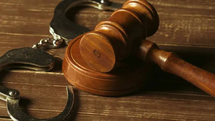 20 летнюю жертву мошенников отправили в СИЗО по делу о теракте в Барнауле По данным СК в январе 2026 года ей позвонила неизвестная женщина предложившая бесплатную медицинскую помощь и попросила продиктовать код из СМС Позже с девушкой связался другой человек заявивший что её аккаунт в многофункциональном центре якобы взломан Мошенники убедили её оформить несколько кредитов и перевести деньги на указанные счета После этого выполняя указания так называемых кураторов девушка подожгла релейный шкаф на железнодорожных путях на проспекте Космонавтов в Барнауле Фото ru freepik com   Подписаться на sibnovosti ru предложить новость