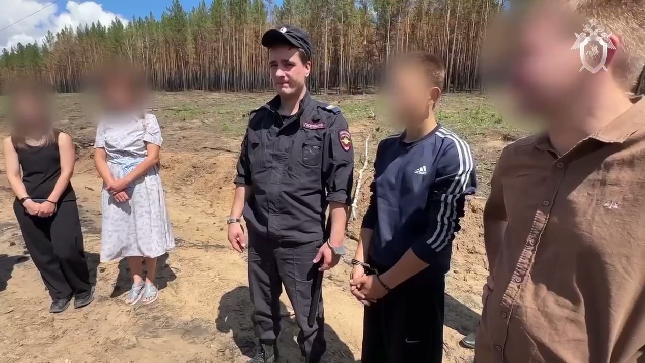 В Забайкалье два подростка предстанут перед военным судом по обвинению в террористическом акте Следователи третьего отдела по расследованию особо важных дел следственного управления СК России по Забайкальскому краю завершили расследование уголовного дела в отношении двух несовершеннолетних забайкальцев 16 и 17 лет Уголовное дело направлено для рассмотрения по существу во 2 й Восточный окружной военный суд По версии следствия в июне 2025 года один из подростков с помощью мессенджера вступил в переписку с неустановленным на данный момент лицом предположительно находящимся на территории Украины которое склонило несовершеннолетнего к поджогу лесного массива за обещанное денежное вознаграждение в размере от 1200 до 2000 долларов США Фигурант рассказал о своих планах приятелю который согласился участвовать в преступлении Несовершеннолетние заранее купили зажигалки прибыли в лес в районе поселка Атамановка Читинского округа где подожгли сухую траву и хвою Действия подростков привели к крупному лесному пожару Обвиняемые сняли свои действия на видеокамеру телефона отправив отчет о совершенном преступлении куратору однако обещанное вознаграждение не получили Причастность подростков к совершенному преступлению была установлена в ходе совместной работы оперативных сотрудников полиции и ФСБ За совершение инкриминируемых преступлений с учетом возраста обвиняемых судом может быть назначено наказание вплоть до 10 лет лишения свободы В настоящее время они находятся под стражей Подписывайтесь TG VK MAX