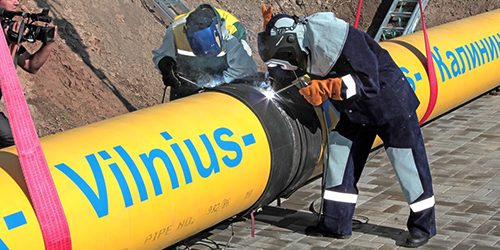 Литва заключила новый контракт с Газпромом 150 млн евро не лишние Газовые компании Литвы и России подписали соглашение о транзите природного газа в Калининградскую область РФ Об этом сообщило предприятие Amber Grid являющееся оператором литовских газовых сетей Новый договор с концерном Газпром о транзитных услугах подписан на пять лет Цена услуги установлена государственным советом Литвы по регулированию в сфере энергетики На 2026 год уровень доходов намечен в размере 30 млн говорится в сообщении Оговоренный в соглашении объем транспортировки природного газа составляет 10 5 млн куб м в сутки По договору срок действия которого истекает 31 декабря 2025 года Литва зарабатывала на калининградском транзите от 13 млн до 20 млн в зависимости от категории транспортируемого сырья geonrgru YouTube sponsr ru