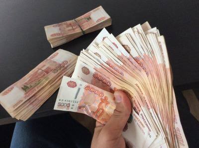 В Алтайском крае насчитывается 16 миллиардеров По данным из налоговых деклараций за 2024 год, в Алтайском крае — 16 налогоплательщиков с доходом более 1 млрд рублей. 12 человек указали доход в диапазоне от 500 млн до 1 млрд рублей. Доход от 10 до 100 млн рублей указали 776 человек, от 100 до 500 млн рублей — 125 человек. 24 тыс. человек задекларировали доход от 1 до 10 млн рублей. Максимальный заявленный доход составил 3,8 млрд рублей. Однако глава краевого управления ФНС Алексей Легостаев говорит, что это статистика не отражает реальные доходы. — Я всегда отношусь критически к статистике по сумме заявленного дохода в декларации. Есть понимание, что это все-таки не чистые доходы населения, а именно валовый доход от продажи, от предпринимательской деятельности. Это далеко не реальные доходы для предпринимателей. Как правило, у них там расходы составляют более 95%, — объяснил Алексей Легостаев. Алтапресс