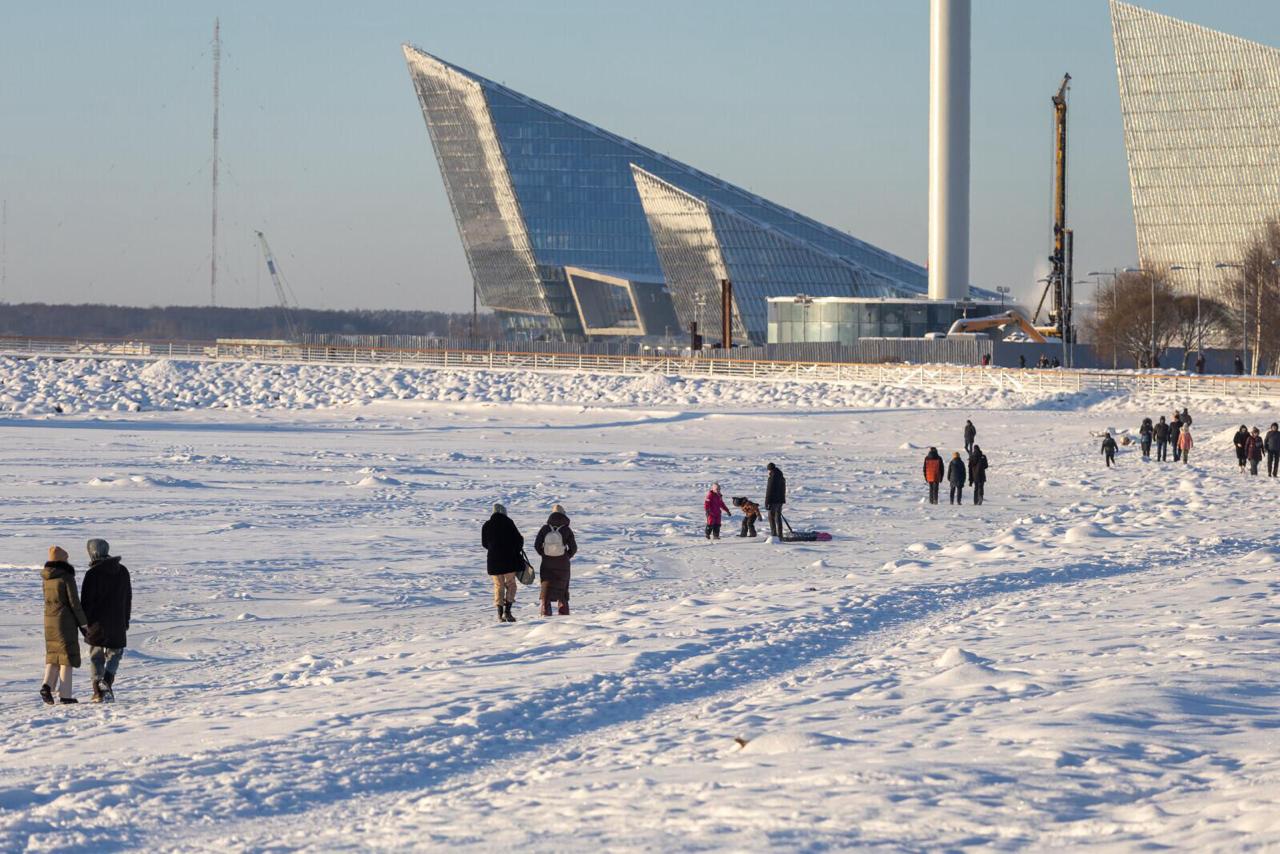 В Петербурге уже 17 дней подряд температура держится холоднее нормы и этот затяжной морозный период закончится только в воскресенье Синоптик Колесов отмечает что такой длительной минусовой серии в январе не было почти десять лет Эй Питер