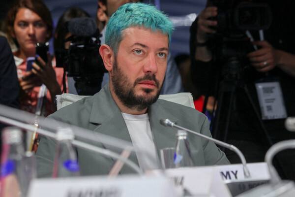 Артемий Лебедев стал отцом в 11-й раз У ведущего родилась дочка. Личность матери не уточняется. Имя малышки тоже неизвестно. У него также есть пять дочерей и шесть сыновей от пяти разных женщин. «Зая, я стал отцом в одиннадцатый раз. Какие чувства? Счастлив как в первые десять!»,–написал блогер в своем Telegram-канале.