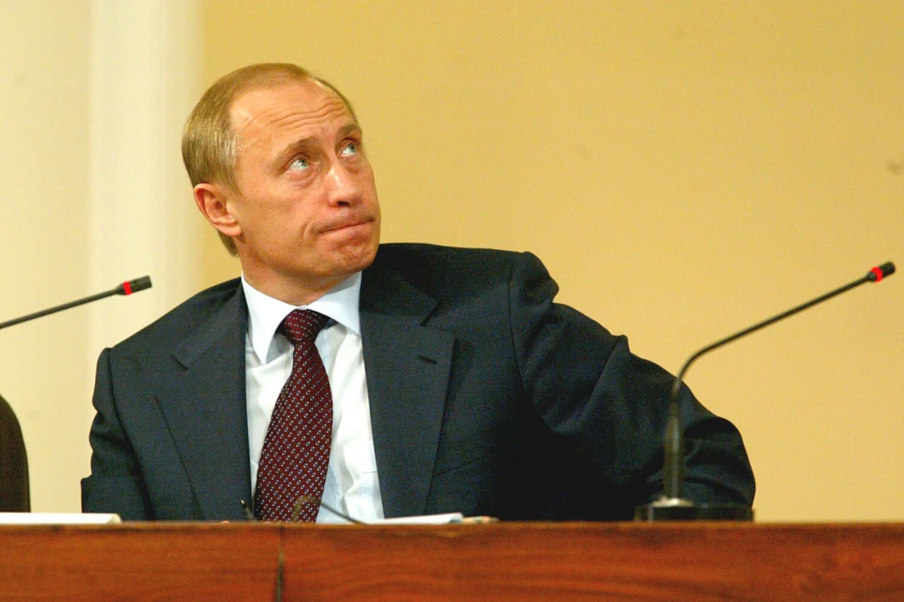 Путин. Однажды 30 лет спустя  Крым и Северный Казахстан никогда не были для Россией заграницей. Об этом еще 30 лет назад якобы говорил немецкому дипломату мало кому известный Владимир Путин.  Немецкие СМИ, в том числе влиятельный Spiegel  «Шпигель»  опубликовали некоторые рассекреченные материалы из недр Федерального министерства иностранных дел Германии. Речь идет о признаниях немецкому дипломату тогдашнего заместителя мэра Санкт-Петербурга.  Как сообщается, Генеральный консул ФРГ в Санкт-Петербурге отметил, что 14 января 1994 года Путин «настойчиво» повторил то, что уже говорил ему: Крым, Восточная Украина и Северный Казахстан — по крайней мере, эти территории — никогда не были для России иностранными, а всегда были частью ее территории.  Издание отмечает, что Путин был заместителем мэра и считался реформатором. В то время в Украине проживало более десяти миллионов русских, а в Казахстане — около миллиона. Он заявлял, что «нет никаких проблем», если их экономическое и социальное положение удовлетворительное. Но это было не так, и это привлекало поддержку Владимира Жириновского  родом из Алматы, если кто забыл, - Е.  — правого популиста. Поэтому Западу было бы «неразумно называть то, что является всего лишь оправданным отстаиванием российских интересов, возрождением российского империализма».  Комментарий Elmedia: Почему-то мы не удивлены.  Фото: Денис Гришкин  Ведомости   Если вам есть, чем с нами поделиться или вы хотите дополнить тему, пишите сюда -