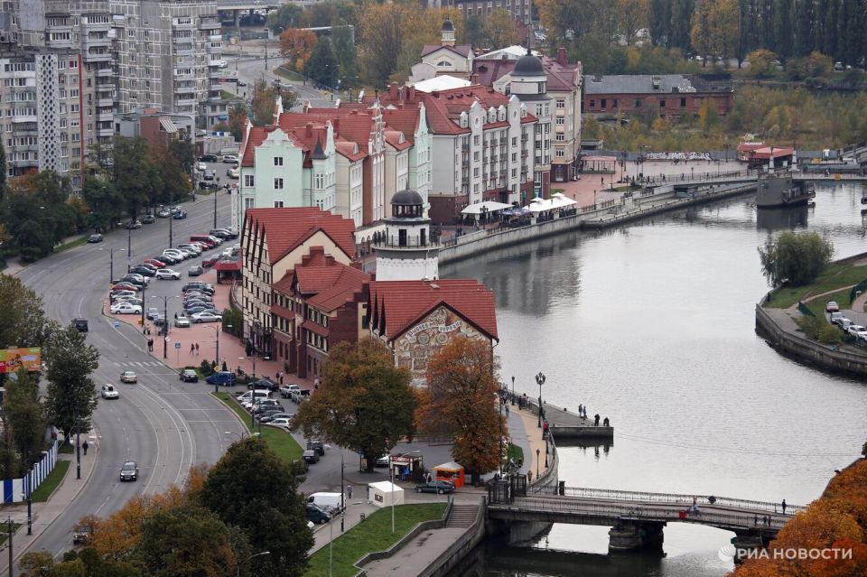 Названы самые популярные города России для переезда МОСКВА 26 авг РИА Новости Наиболее привлекательными для переезда городами россияне назвали Калининград Новороссийск и Ярославль меньше всего граждан планируют перебраться в Нижневартовск следует из результатов исследования доктора политических наук декана факультета международных экономических отношений Финансового университета при правительстве РФ Павла Селезнева которое есть в распоряжении РИА Новости Исследование миграционных потоков намерений переселиться или купить недвижимость проводится в городах с населением более 250 тысяч человек Лидируют по миграционной привлекательности Новороссийск Калининград и Ярославль замыкают список Нижневартовск Якутск и Новокузнецк говорится в исследовании Соглас Подробнее