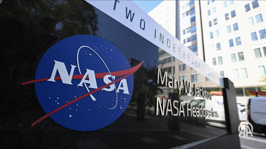 NASA Национальное агентство США по аэронавтике и исследованию космического пространства планирует привлечь новых участников к конкурсу на контракт по доставке астронавтов на Луну который в настоящее время принадлежит компании Илона Маска SpaceX Заявление прозвучало на фоне задержек с разработкой ракеты Starship В настоящее время я занимаюсь раскрытием информации по этому контракту Нам предстоит космическая гонка среди американских компаний которые будут соревноваться за то кто первым сможет вернуть нас на Луну сказал Даффи Он акцентировал растущую обеспокоенность администрации президента США Дональда Трампа темпами проекта на фоне успехов Китая в космосе Подробнее на нашем сайте v aa com tr 3723413 24 7 в сутки с Агентством Анадолу