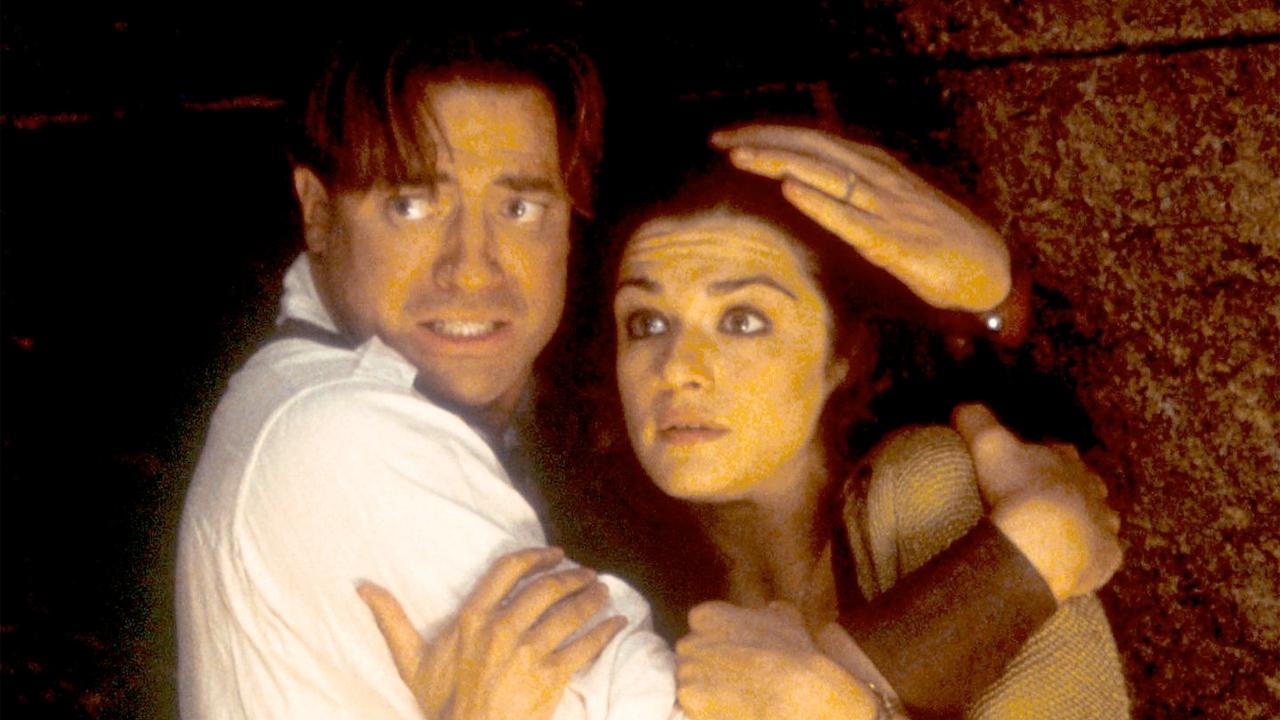 Брендан Фрейзер и Рэйчел Вайс могут сняться в новой Мумии Сейчас актёры ведут переговоры со студией о чём пишут Deadline и другие голливудские СМИ Фрейзер и Вайс должны вернуться к своим ролям из первых фильмов серии слухи об их участии в проекте появились ещё в прошлом году Подробностей о сюжете пока нет Поставить ленту должны Мэттью Беттинелли и Тайлер Джиллетт которые вместе работали над Я буду искать Rozetked Plus