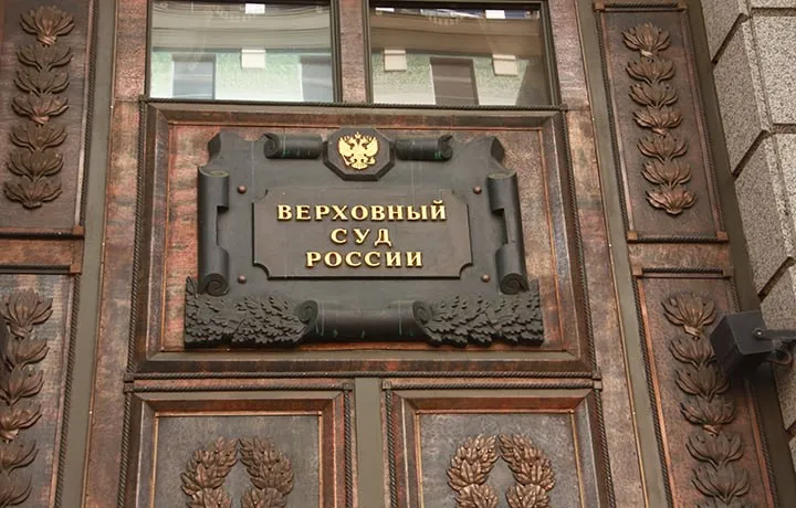Верховный Суд опубликовал Определение 307 ЭС25 12827 от 17 апреля по делу А56 94333 2023 в котором пояснил что следует учитывать судам при рассмотрении иска участника хозяйственного общества о возмещении убытков причиненных юридическому лицу аффилированными лицами Один из адвокатов отметил что в подобных случаях участникам не контролирующим управление обществом стоит фиксировать признаки перевода бизнеса на аффилированные структуры и иск стоит формулировать как взыскание убытков упущенной выгоды в пользу общества Другой подчеркнул что позиция Экономколлегии не должна толковаться расширительно как универсальная возможность любого участника по взысканию долгов в пользу корпорации Третий считает что данное определение ВС это серьезный шаг к усилению защиты корпоративных прав участников общества возможности реализации ими самостоятельных мер по защите юрлица от материального благополучия которого зависят финансовые активы самих участников общества Подробнее читайте на сайте АГ