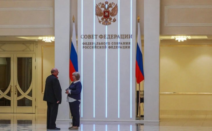 В Совете Федерации назвали необходимым механизм блокировки порнодипфейков По словам сенатора Артема Шейкина в России уже есть случаи шантажа с использованием дипфейков в частности все более актуальной становится проблема дипфейков откровенного содержания Он считает что нужно разработать специальные нормы против злоупотреблений с помощью ИИ Хотя в России пока почти не фиксируют вреда от порнодипфейков в мире растут попытки шантажа жертв фотографиями раздетыми нейросетью В частности с этим столкнулись американский спортсмен и нидерландская принцесса Нужно ли бороться с такой практикой и как в материале РБК Фото Сергей Булкин NEWS ru Global Look Press Следить за новостями РБК в Telegram