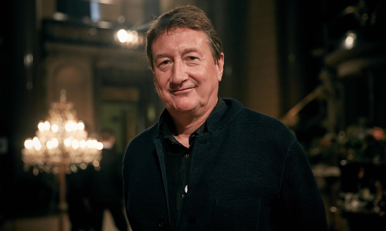 Сценарий нового «Джеймcа Бонда» напишет Стивен Найт, автор «Острых козырьков»  Новостью поделилось издание Variety. Напомним, что режиссёром нового витка бондианы выступит Дени Вильнёв, сейчас снимающий третью часть «Дюны».  Актёра на роль агента 007 ещё не утвердили, но на вершине списка претендентов находятся Том Холланд, Харрис Дикинсон и Джейкоб Элорди.  Фото: Caryn Mandabach Productions Ltd