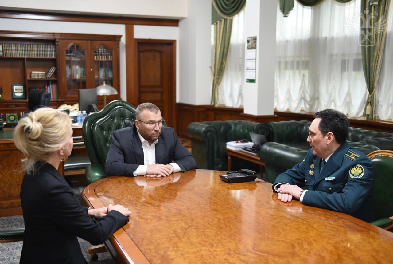 Руководитель ФТС России Валерий Пикалёв назначил Сергея Курякова начальником УТС Исполняющий обязанности начальника Управления таможенного сотрудничества Сергей Куряков с 28 апреля назначен начальником этого же Управления. В должностные обязанности таможенника войдет обеспечение участия ФТС России в международном сотрудничестве в области таможенного регулирования, обеспечение взаимодействия ФТС России с органами государственной власти иностранных государств и международными организациями в области таможенного регулирования, подготовка проектов международных договоров о сотрудничестве и взаимной помощи в таможенных делах, а так же руководство другими направлениями деятельности Управления. Сергей Куряков поступил на службу в 1994 году на должность инспектора грузового отдела Саратовской таможни. Работал заместителем руководителя представительства таможенной службы РФ при таможенной службе Республики Казахстан, представителем таможенной службы РФ в Республике Абхазия, в Латвийской республике, а также в Литовской и Эстонской республиках по совместительству. С 2021 года занимал должность заместителя начальника УТС ФТС России. С июля 2024 года исполнял обязанности начальника этого же управления. #ФТСкадры