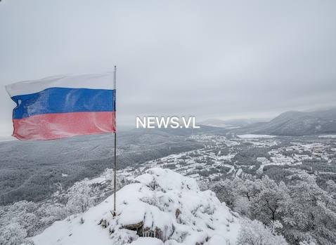 В Дальнегорске двум мужчинам грозит уголовка после надругательства над флагом России 26 января 2025 года двое местных жителей 2003 и 2004 годов рождения поднялись на сопку Пик Вербованных где демонстративно сорвали установленный там государственный флаг Действуя по предварительному сговору молодые люди унесли флаг в лесной массив Там на полотнище маркером были нанесены надписи и рисунок содержащие признаки осквернения После этого флаг выбросили и закопали в снег Противоправные действия выявили и пресекли сотрудники УФСБ по Приморскому краю Уголовное дело направлено мировому судье для рассмотрения по существу Подписаться прислать новость
