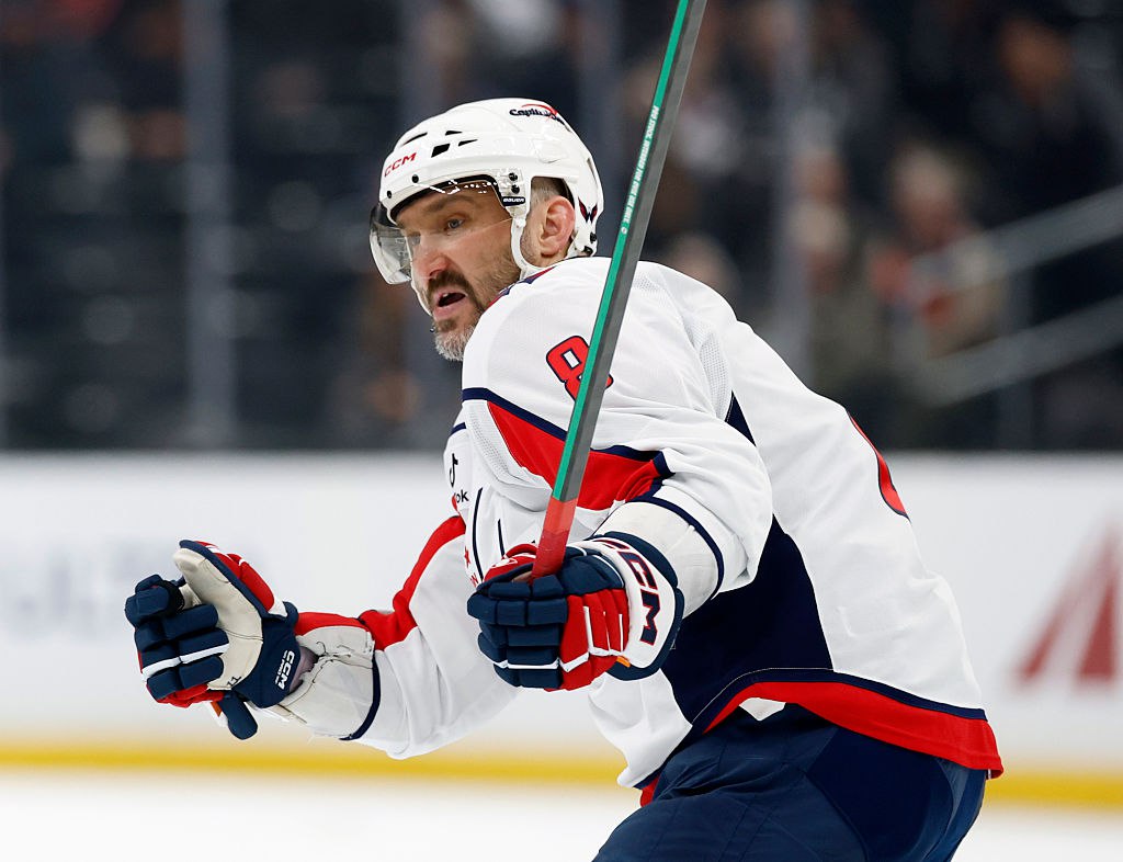 Овечкин прервал третью по длительности безголевую серию в карьере Российский нападающий Вашингтон Кэпиталз Александр Овечкин записал на свой счет гол и передачу в победной встрече регулярного чемпионата НХЛ с Нью Джерси Девилз 4 3 после овертайма и прервал девятиматчевую серию без заброшенных шайб Овечкин помог Алексею Протасу открыть счет на 10 й минуте матча а в третьем периоде сравнял счет 3 3 Овечкин является рекордсменом НХЛ по голам сравнивающим счет 152 и по шайбам в третьем периоде 342 40 летний форвард вышел на чистое третье место по голам в декабре 133 опередив Стива Айзермана Больше в декабрьских матчах забили только Уэйн Гретцки 157 и Горди Хоу 141 Овечкин не забивал после матча с Сан Хосе Шаркс 4 декабря 7 1 Это третья по длительности безголевая серия в его карьере также он не забрасывал шайб в девяти матчах подряд в 2008 и 2010 годах антирекорд 14 игр в ноябре декабре 2023 года Getty Images Подписаться на РБК Спорт