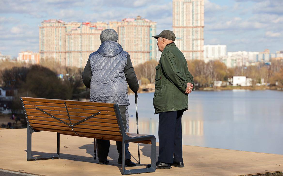 Работающим пенсионерам автоматически проиндексировали пенсии с 1 августа, добавив максимум 437,07 руб. Это связано с перерасчетом на основе пенсионных баллов, накопленных в прошлом году. Стоимость одного балла составляет 145,69 руб. Перерасчет проводился без заявлений, в соответствии с законом «О страховых пенсиях».