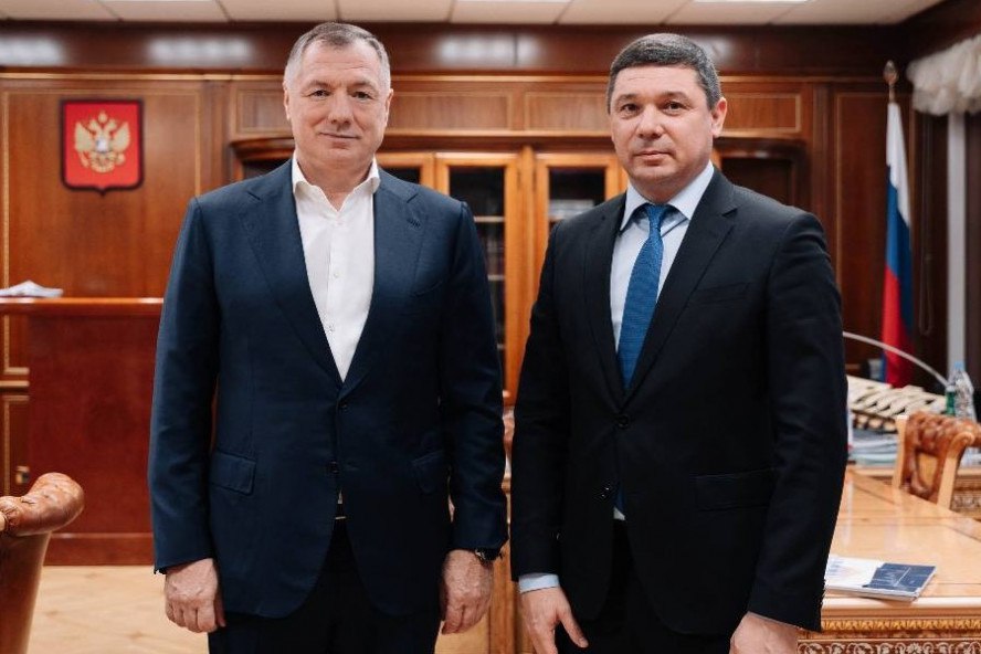 Вице премьер Марат Хуснуллин провёл рабочую встречу с главой Тамбовской области Евгением Первышовым Заместитель председателя правительства России Марат Хуснуллин провел рабочую встречу с главой Тамбовской области Евгением Первышовым Стороны обсудили реализацию национального проекта Инфраструктура для жизни планы по строительству путепровода в Мичуринске и развитию дорожной сети региона Евгений Первышов доложил о строительстве жилья в Тамбовской области результатах переселения граждан из аварийных домов благодаря чему с 2019 года в нашем регионе улучшили жилищные условия свыше 1 4 тысячи человек За 2025 год в регионе введено более 290 тысяч квадратных метров жилья В этой части будем наращивать объёмы жилищного строительства Продолжим программу по расселению аварийного жилья Благодарю Марата Шакирзяновича за помощь и поддержку Тамбовской области написал в своих социальных сетях Евгений Первышов Отдельно стороны остановились на проектах инфраструктурного развития модернизации жилищно коммунального хозяйства Совместными усилиями мы должны делать все чтобы улучшать жизнь людей Большая работа предстоит по развитию опорных населенных пунктов В Тамбовской области в их число вошли 26 населенных пунктов где проживают порядка 628 тысяч человек Это почти 64 процента от общей численности населения региона Неплохие результаты достигнуты в части расселения аварийного жилья отметил Марат Хуснуллин правительство Тамбовской области   ИА Онлайн Тамбов ру