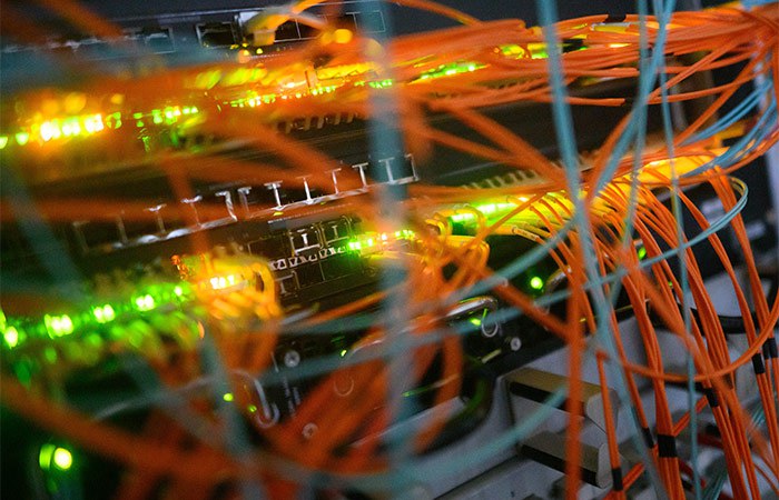 ФАС России выявила ограничения в доступе операторов связи в жилые комплексы застройщика "ПИК" В феврале интернет-провайдер Lovit ООО "Ловител" , работающий в домах ГК "ПИК", стал жертвой мощной DDoS-атаки. Жильцы домов застройщика несколько дней оставались без связи, поскольку других провайдеров в домах не было. В марте ФАС запросила у 11 интернет-провайдеров сведения о барьерах при получении доступа в дома "ПИК", а у региональных жилищных инспекций в 13 субъектах РФ - данные об управляющих компаниях, работающих в 84 ЖК застройщика. "По результатам анализа полученной информации служба выявила ограничения в доступе и возможность подключения к одному интернет-провайдеру только в тех ЖК, где управляющая компания входит в группу лиц "ПИК" и услуги связи предоставляются "Ловител" - единственным оператором самого застройщика", - говорится в сообщении антимонопольного ведомства. Такие проблемы доступа выявлены в четырех субъектах РФ - Москве и Московской области, Санкт-Петербурге и Ленинградской области. Теперь провайдер "Ловител" и 10 управляющих компаний застройщика должны предоставить данные о количестве поступивших запросов операторов и результатах их рассмотрения, а также обоснование недопуска конкретных провайдеров. Фото: Julian Stratenschulte/picture alliance via Getty Images